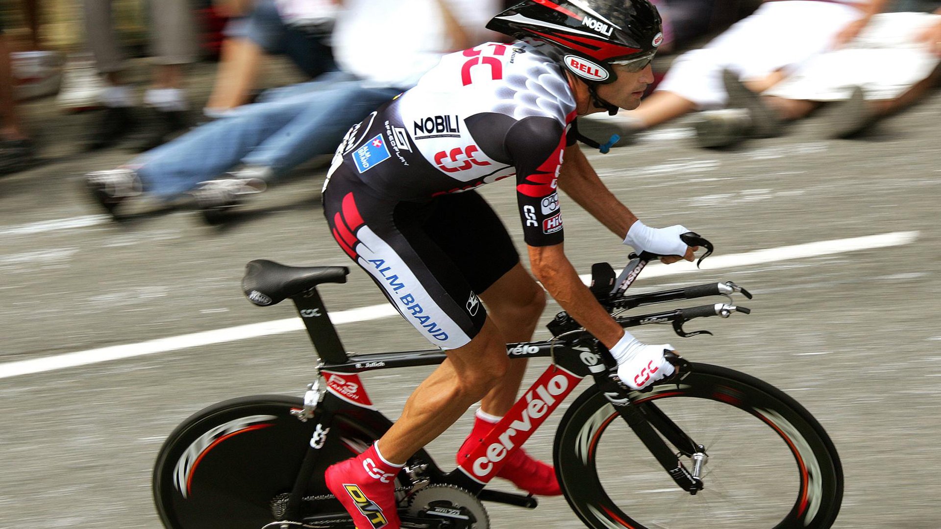 法甲夜战激烈,精彩进球和神级扑救成为赛事焦点,法甲的比赛